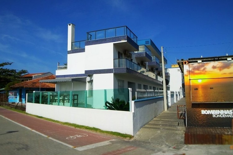 Apartamento em residencial frente ao mar .