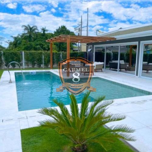 Alto padro com piscina no Mariscal