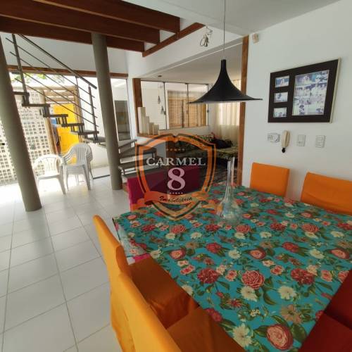 Casa com 4 dormitrios a poucos metros do mar