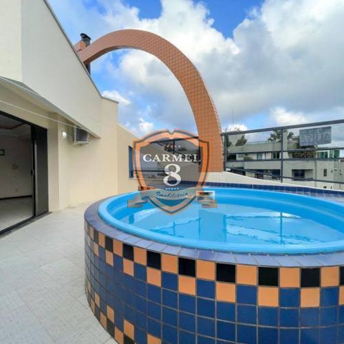 Cobertura com piscina perto do mar 