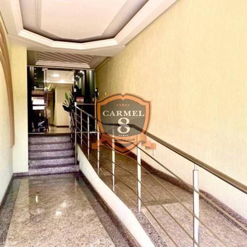 Amplo apartamento na avenida 
