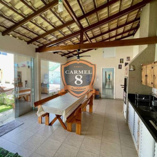 Linda casa com piscina para 13 pessoas.