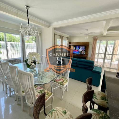 Linda casa com piscina para 13 pessoas.