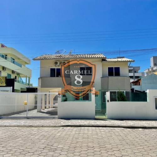 Linda casa com piscina para 13 pessoas.