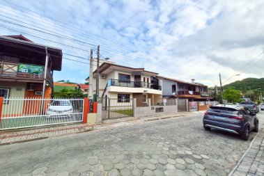 Linda casa no coração de Bombinhas
