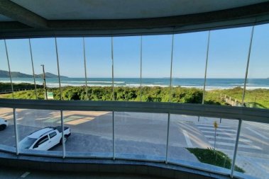 Lindo apartamento beira mar na praia do Mariscal.