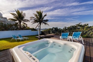 Casa Aconchegante à beira mar, 5 dormitórios.