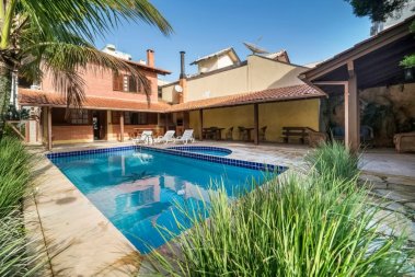 Linda casa 5 quartos em otima localizao