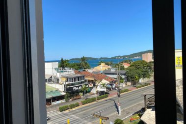 Apartamento na Avenida de Bombas com vista do mar
