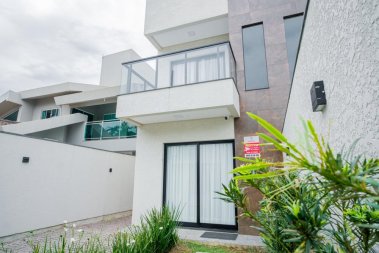 Sobrado com duas suítes próximo da praia