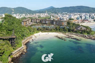 Apartamentos de alto padrão com vista para o mar