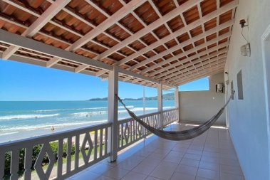 Praia de Bombas - Beira do mar com 04 suítes