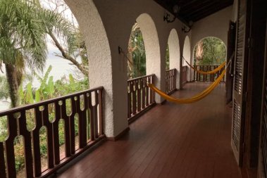 Casa em estilo mediterrâneo com vista panorâmica.